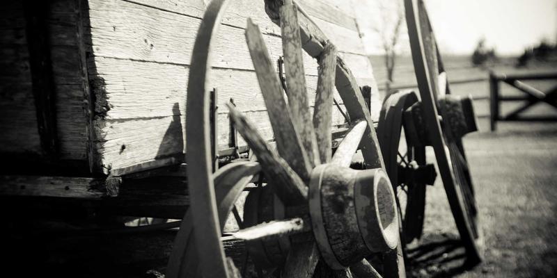 Adi商城户外徒步装备全解析:从登山鞋到功能层,一站式购齐你的探险装备 | 附独家优惠与波西米亚风购物导航